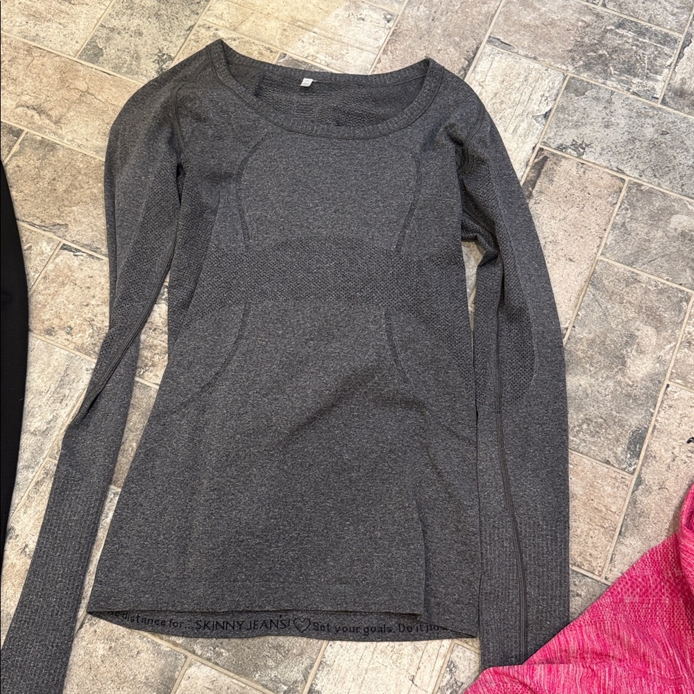 Lululemon Athletica Swiftly Tech Tops Shirts Women's Size 4 lot of 5 - Picture 3 of 6